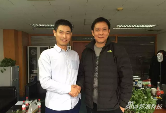 村村乐创始人胡伟(左)与刘军董事长