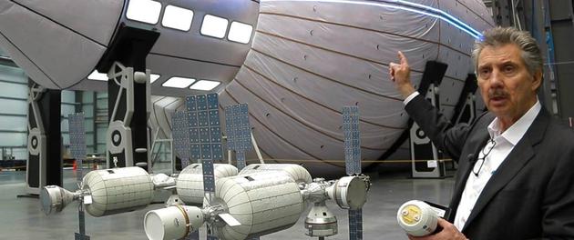 小可空间站:BEAM太空舱对接空间站银河系穷游时代到来? 太空冒险家、土豪比格罗本尊,左手持的是BEAM太空舱模型