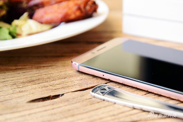 有一层金属边框