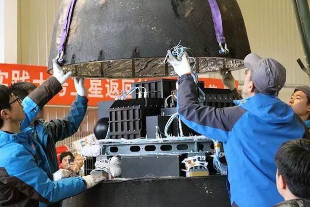 科研人员打开实践十号卫星回收舱的“头壳”，露出了里面的实验装置。图片来源：本文作者