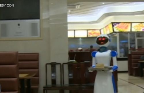 两家餐厅使用机器人服务员 结果餐厅倒闭了(组图)
