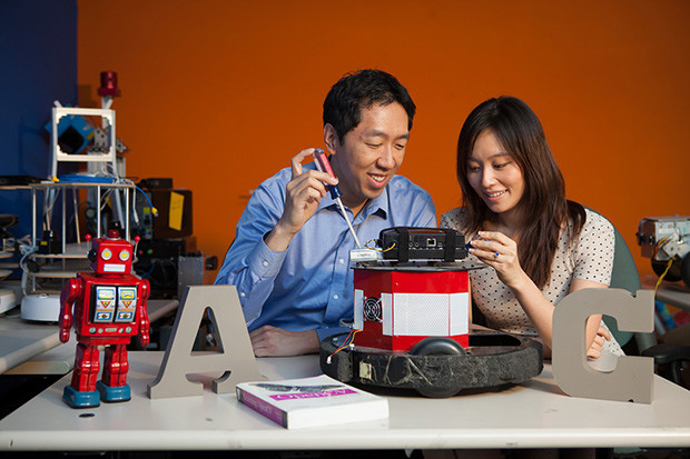 (莱利的另外一重身份是吴恩达的妻子，她和吴恩达的“机器人订婚照”也曾广为流传)