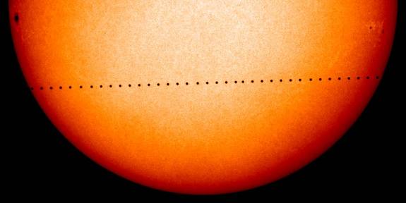太阳系或存在过超级地球:因无法摆脱太阳引力被吞噬 太阳和太阳风层探测器于2006年拍摄的水星凌日现象