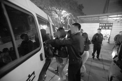 民警突袭会所，抓获10名涉黄人员。警方供图