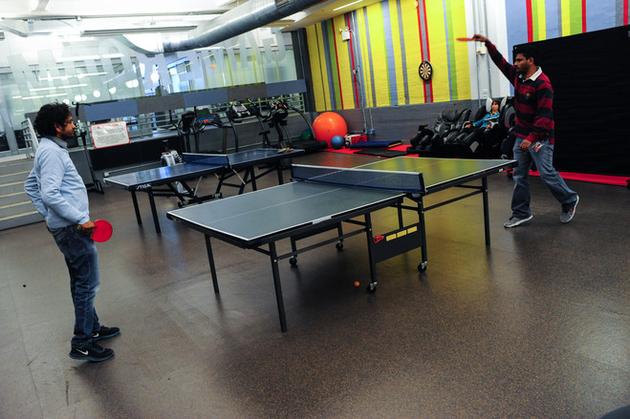 谷歌员工正在打乒乓球