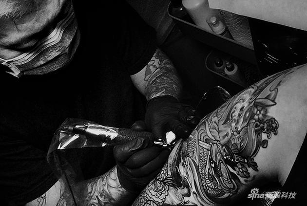 tatto:这是一个摇滚乐手用iPad Pro转行做纹身师的故事 工作中的他