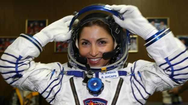 企業(yè)家阿諾謝赫·安薩里(Anousheh Ansari)是一位“太空游客”，她通過“太空旅游”商業(yè)項(xiàng)目造訪了國(guó)際空間站