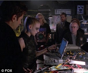 在科幻剧《X档案》中，程序员发明一种方法，可以将人的意识上传到信息空间。