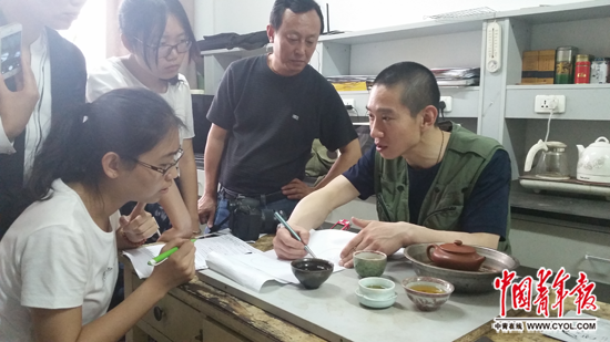 韩春雨(右一)向记者介绍他的科研成果 中国青年报·中青在线记者 樊江涛/摄