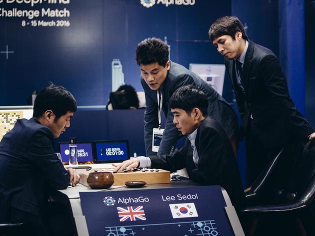 李世石(右二)在一系列比赛中输给了AlphaGo,他在赛后与裁判一起复盘。