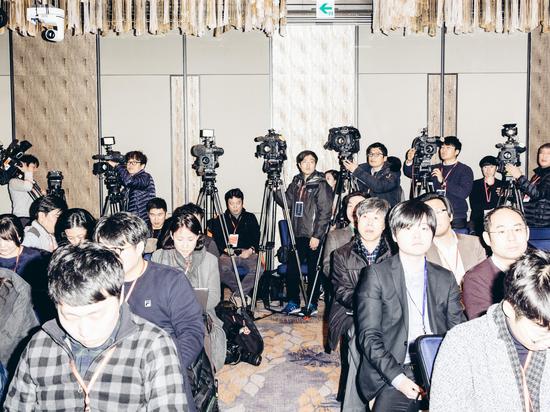 观战室中的韩国媒体。(摄影：Geordie Wood；图片来源：《连线》)