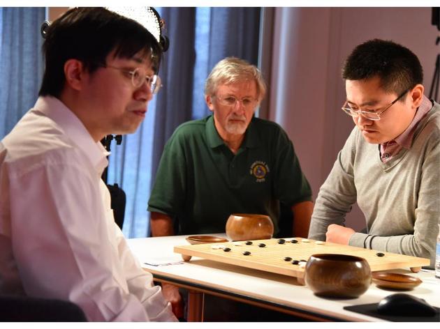 2015年10月,正在与AlphaGo苦战当中的樊麾(右一)。