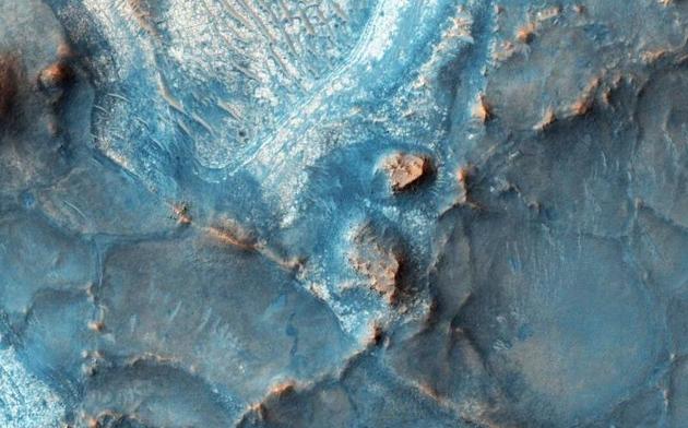 火星生存:关于火星的10个有趣事实:火星上一年相当于687个地球日 尼利槽沟是火星上色彩最丰富的地区之一