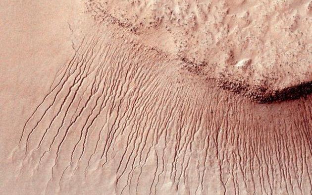 火星生存:关于火星的10个有趣事实:火星上一年相当于687个地球日 NASA的火星勘测轨道飞行器拍摄的火星表面
