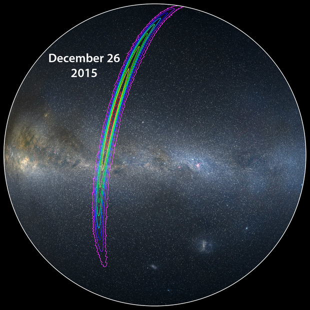 这是南半球天空示意图，标出的位置是LIGO探测器在2015年12月26日探测到的引力波信号在天空中的大致来源方位。不同的颜色线条范围代表可能性的高低：最外侧紫色线条圈定的范围代表大约90%置信度，内部黄色线圈定的范围代表的则是10%置信度水平，可见误差率还是相当大的