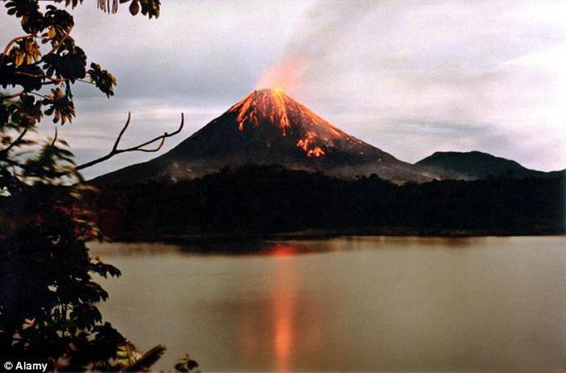 1968年，哥斯达黎加的阿雷纳尔火山出人意料地喷发，摧毁了小镇Tabacón。从2010年10月开始，阿雷纳尔火山就进入休眠状态，并在2010年12月之后再没有喷发过。
