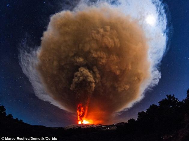 2013年埃特纳火山的剧烈喷发，可以看到巨大的火山烟流。这座火山被称为世界上喷发次数最多的火山。