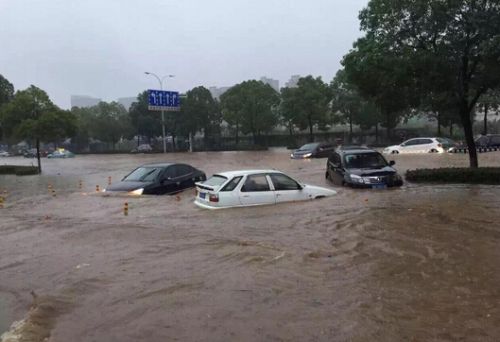 武汉暴雨街道