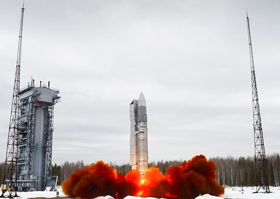 俄罗斯使用偏二甲肼和四氧化二氮作为燃料，发射现场红烟滚滚。