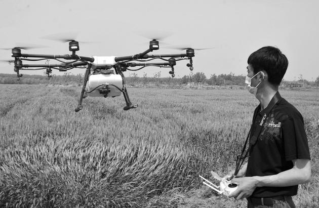 无人机飞手:“老人”赚得多 懂操作能维修才合格