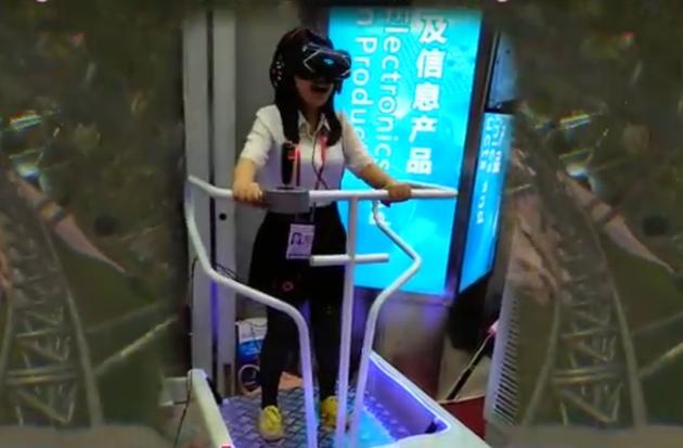 一名用户在体验VR模拟器