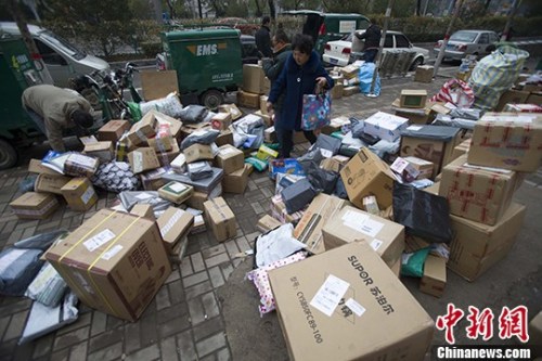 快递广告:快递的新生意:包裹上贴小广告你能接受吗?(图) 资料图。中新社记者 张云 摄