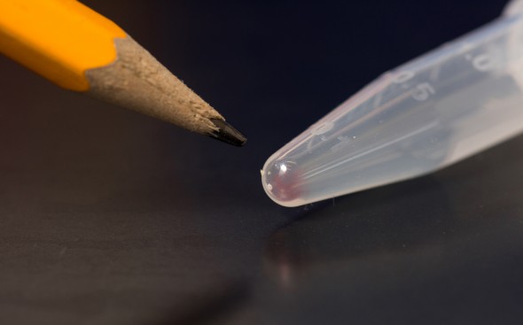 管底粉红色物质即DNA,少量DNA即可存储大量数据