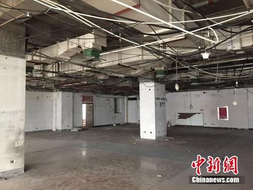 石家庄海龙电子城 海龙电子城内3楼什么都没有了,部分地区露出水泥墙面。中新网 吴涛 摄