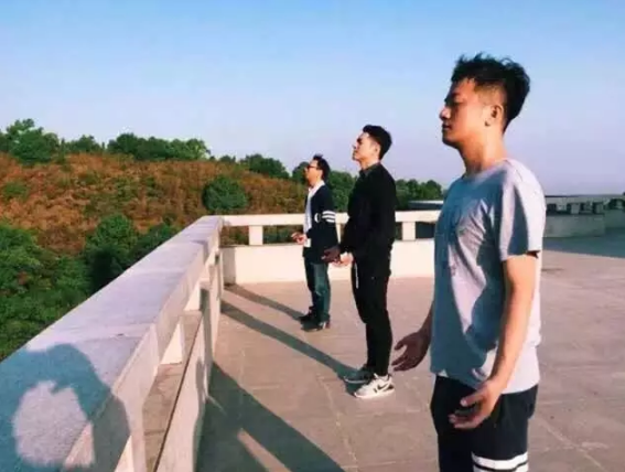 巨人首位85后副总裁吴萌:如何从高中辍学生到手握1亿用户 2015年4月吴萌与李晨等在终南山进修,他把此图题名为《等风来》