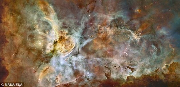 “哈勃”太空望远镜拍摄到的最大全景图之一：“船底座星云”。
