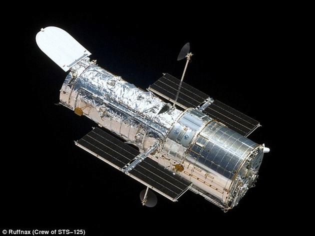 1990年，当“哈勃”太空望远镜首次进入太空时，由于一个镜片没有校准，导致传回地球的数据模糊不清。一个由多达七名宇宙员组成的任务组不得不于1993年启程前往太空修复这块镜片并对“哈勃”进行维护。