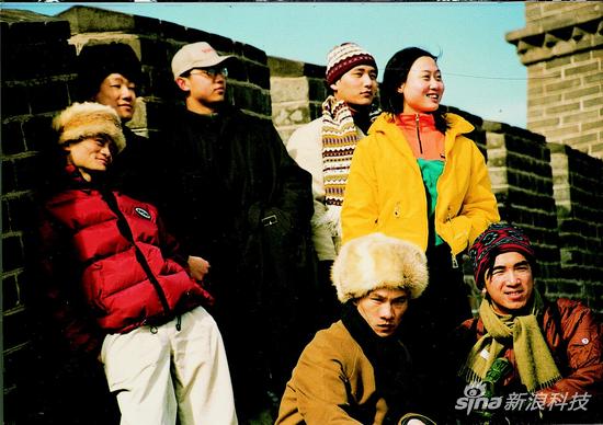 图为1998年马云和他的创业伙伴在长城合影，这张照片出现在了7月20日总书记考察宁夏的新闻联播画面中。