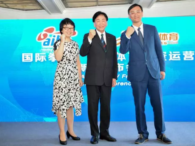 阿里体育与国际拳联成立合资公司 运营推广全球拳击运动 云锋基金董事总经理夏晓燕(左)、国际拳击联合会主席吴经国(中)、阿里体育CEO张大钟(右)