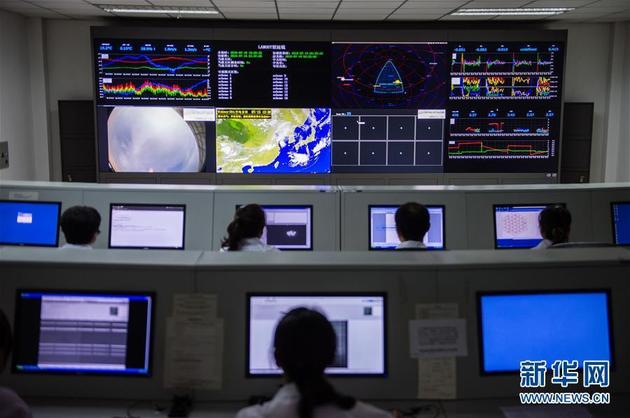 工作人员在郭守敬巡天望远镜观测控制室进行每日例行自检和性能测试(7月15日摄)。 新华社记者 李响 摄