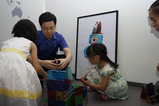 李开复和小朋友一起体验达奇&达达