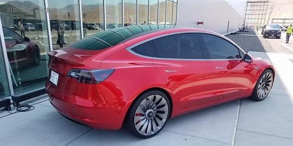 Gigafactory里的Model 3汽车