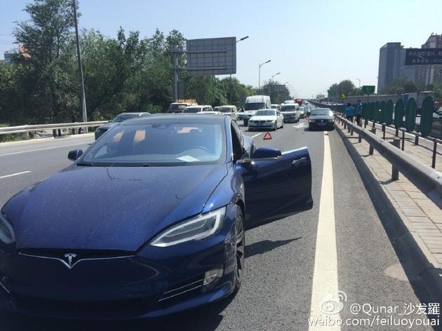 撞车事故后的特斯拉Model s