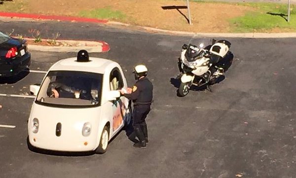 谷歌全自动无人车因为速度过慢被交警拦下