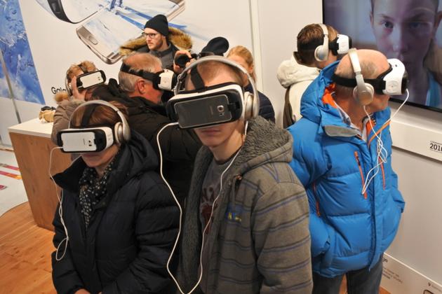 用户使用VR设备观看2016年利勒哈默尔冬季青奥会开幕式。