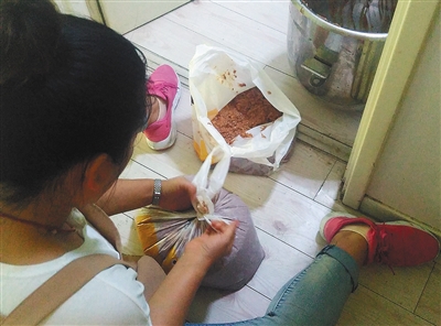 7月10日，北京像素&ldquo;吉太太灌湯蒸餃&rdquo;，老板娘將剛碎好的肉餡裝進塑料袋。