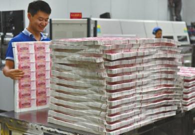 人民币检封工序,一张报纸大小的钞票纸裁剪成35小张。