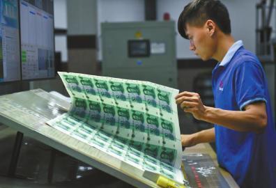 一名工人对成版的“产品”进行仔细检查。
