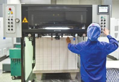进入凹印、印码等工序,凹印后印出来的图文具有很明显的凹凸感觉。