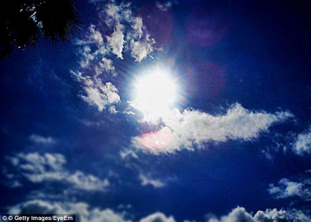 死亡射线:宇宙的狂暴死亡射线:人类会死于伽马射线暴之手吗? 臭氧是由三个氧原子组成的化学分子,它们在地面附近对流层底部存在时是对人体健康有害的,被视作污染成分之一。但在平流层高度上,它是抵挡太阳紫外线的防线,是生命的保护伞
