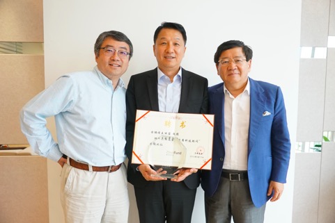 真格基金创始合伙人王强(左)和徐小平(右)向王田苗(中)颁发聘书