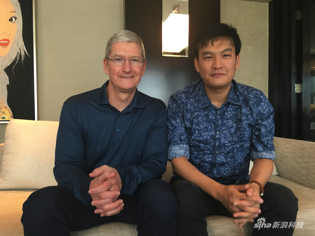 图中左为苹果CEO库克 右为新浪科技郭晓光