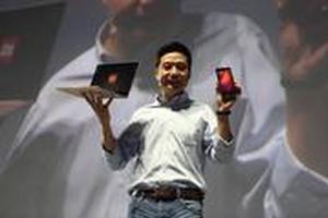 小米正在学习用两条腿走路