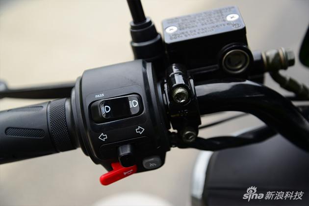 近6千元的小牛电动车N1s真值吗?新浪数码小编出具体验报告 小牛N1s左侧车把