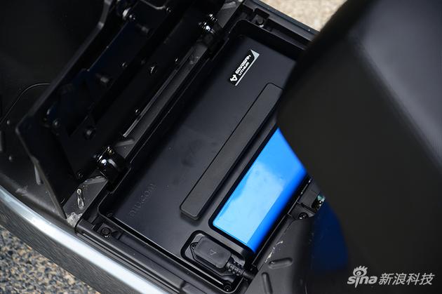 近6千元的小牛电动车N1s真值吗?新浪数码小编出具体验报告 N1s内置电池包