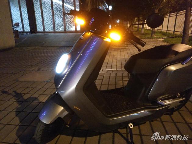 近6千元的小牛电动车N1s真值吗?新浪数码小编出具体验报告 双闪灯